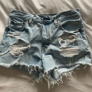NWOT Levi 501 light wash denim shorts